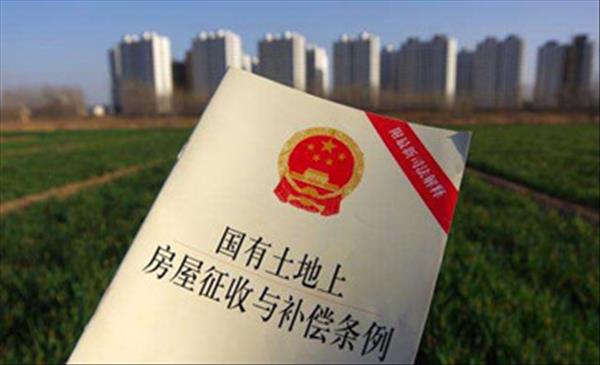 严格执行国有土地上房屋征收与补偿条例规定的“公平补偿”原则，地方拆迁政策不能大于法